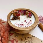 شمع کاسه چوبی با دیزاین دارچین و گل محمدی
